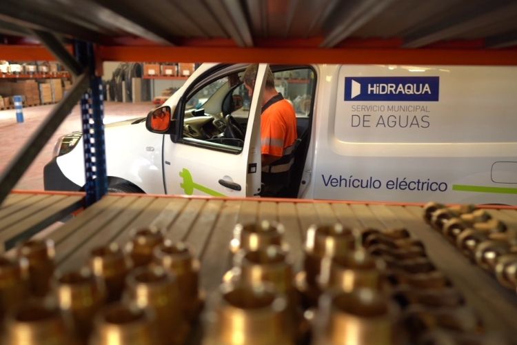 Ir a la noticia Hidraqua recibe una ayuda de 14.500 euros de la Unión Europea para la adquisición de 5 vehículos eléctricos
